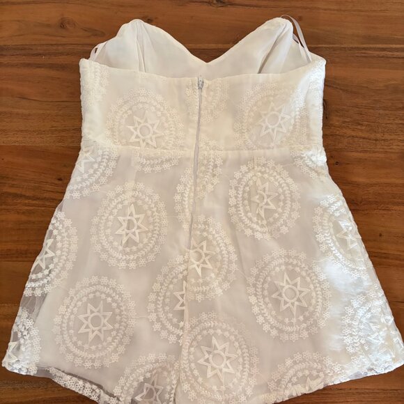 Stone Cold Fox - White Floral Romper - US Sz 6 - Picture 3 of 4